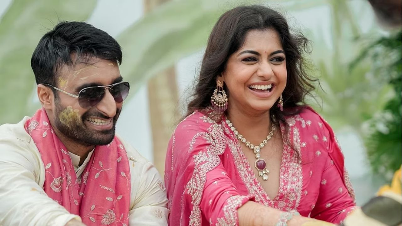 എന്താണ് ഇനി ഭാവി പരിപാടി എന്ന് ചോദിച്ചപ്പോൾ സന്തോഷമായി ജീവിക്കണം ബ്രോ. സന്തോഷമായി സമാധാനമായി ഞങ്ങൾക്ക് ജീവിക്കണം അതുമാത്രമാണ് സ്വപ്നം. പിന്നെ എഫ് എം ലെ ജോലി ആണ് പ്രധാനമെന്നും മീര പറഞ്ഞു.