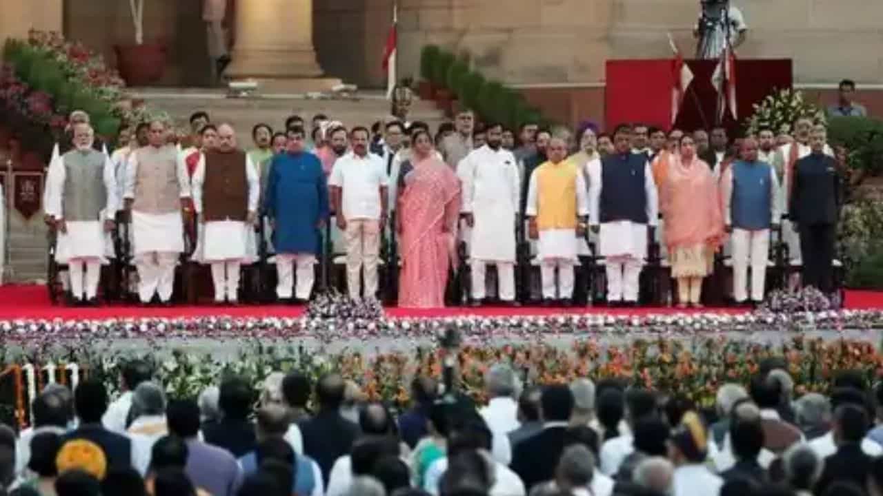 New Central Ministers: കേന്ദ്രമന്ത്രിമാരിൽ 99 ശതമാനവും കോടീശ്വരന്മാർ; 6 പേരുടെ ആസ്തി 100 കോടിക്കു മുകളിൽ New Central Ministers: കേന്ദ്രമന്ത്രിമാരിൽ 99 ശതമാനവും കോടീശ്വരന്മാർ; 6 പേരുടെ ആസ്തി 100 കോടിക്കു മുകളിൽ