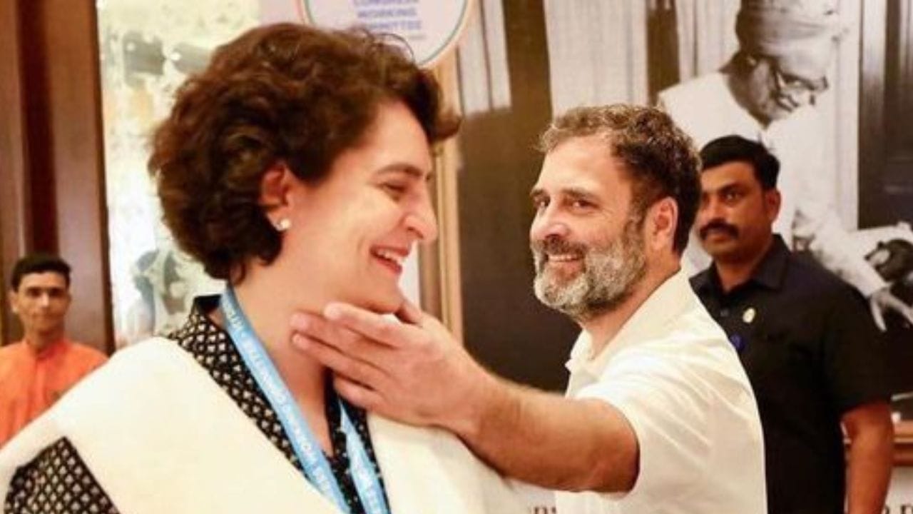 രാഹുലിനു പിന്നാലെ വയനാട്ടിൽ മത്സരത്തിനിറങ്ങുകയാണ് പ്രിയങ്കാ ​ഗാന്ധി. 