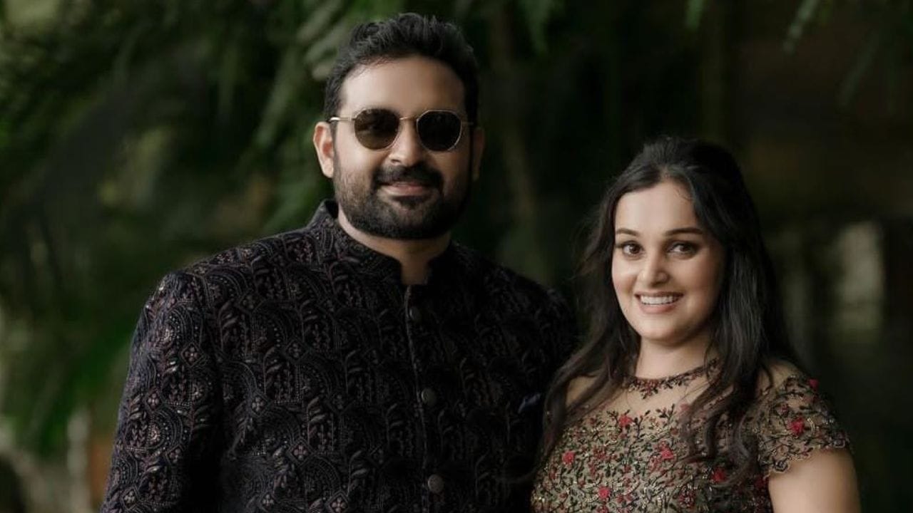 10 വര്ഷത്തിലേറെ നീണ്ട പ്രണയത്തിനൊടുവിലാണ് ഇരുവരും വിവാഹം ചെയ്തത്. രാഹുല് തന്റെ സോഷ്യല് മീഡിയ അക്കൗണ്ടുകളിലൂടെയാണ് വിവാഹകാര്യം വെളിപ്പെടുത്തിയത്.