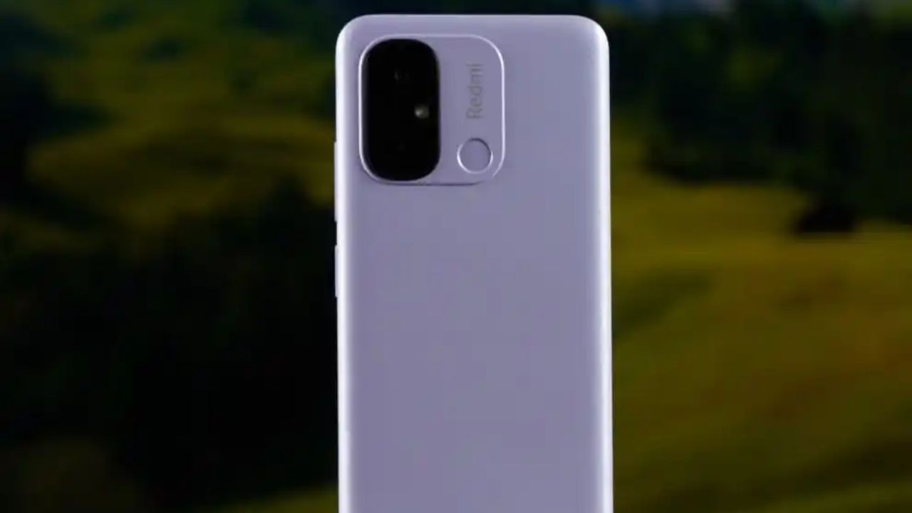 റെഡ്മി 13 സി 5ജി - ചൈനീസ് സ്മാർട്ട്ഫോൺ നിർമാതാക്കളായ റെഡ്മിയുടെ 13 സി 5ജി ആൻഡ്രോയിഡ് 13 ഓഎസിലാണ് പ്രവർത്തിക്കുന്നത്. ഈ ഫോണിനും എംഐയുടെ പ്രത്യേക യൂസർ ഇൻ്റഫേസാണുള്ളത്. മീഡിയടെക് ഡൈമെൻസിറ്റി 6100 പ്ലസ് 5ജി പ്രൊസെസ്സർ ഫോണിനുള്ളത്. 8ജിബി റാം 128ജിബിയുമാണ് ഫോണിൻ്റെ സ്റ്റോറേജ്. 5000 എംഎഎച്ചാണ് ഫോണിൻ്റെ ബാറ്ററി. 6.74 ഇഞ്ച് സ്ക്രീൻ വലുപ്പമുള്ള ഫോണിന് ഫുൾ എച്ച്ഡി പ്ലസ് 90 ഹെർ്ട്സ് ഡിസ്പ്ലേയാണുള്ളത്. 50 എംപി എഐ പ്രൈമറി ക്യാമറയും 8 എംപി സെൽഫി ക്യാമറുമാണ് റെഡ്മി 13 സിക്കുള്ളത്. 11,999 രൂപയാണ് ഫോണിൻ്റെ വില