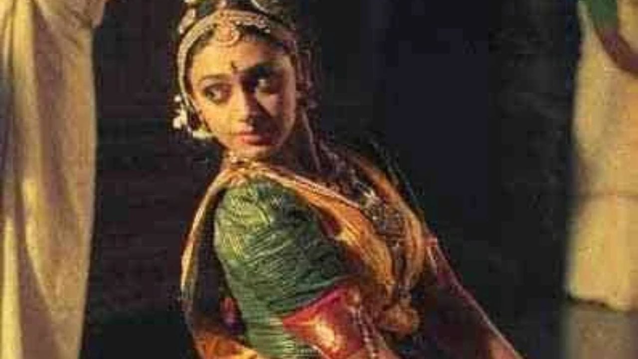 സിനിമയിൽ മറിയം എന്ന കഥാപാത്രമായി ശോഭന പ്രത്യക്ഷപ്പെടുന്നു.