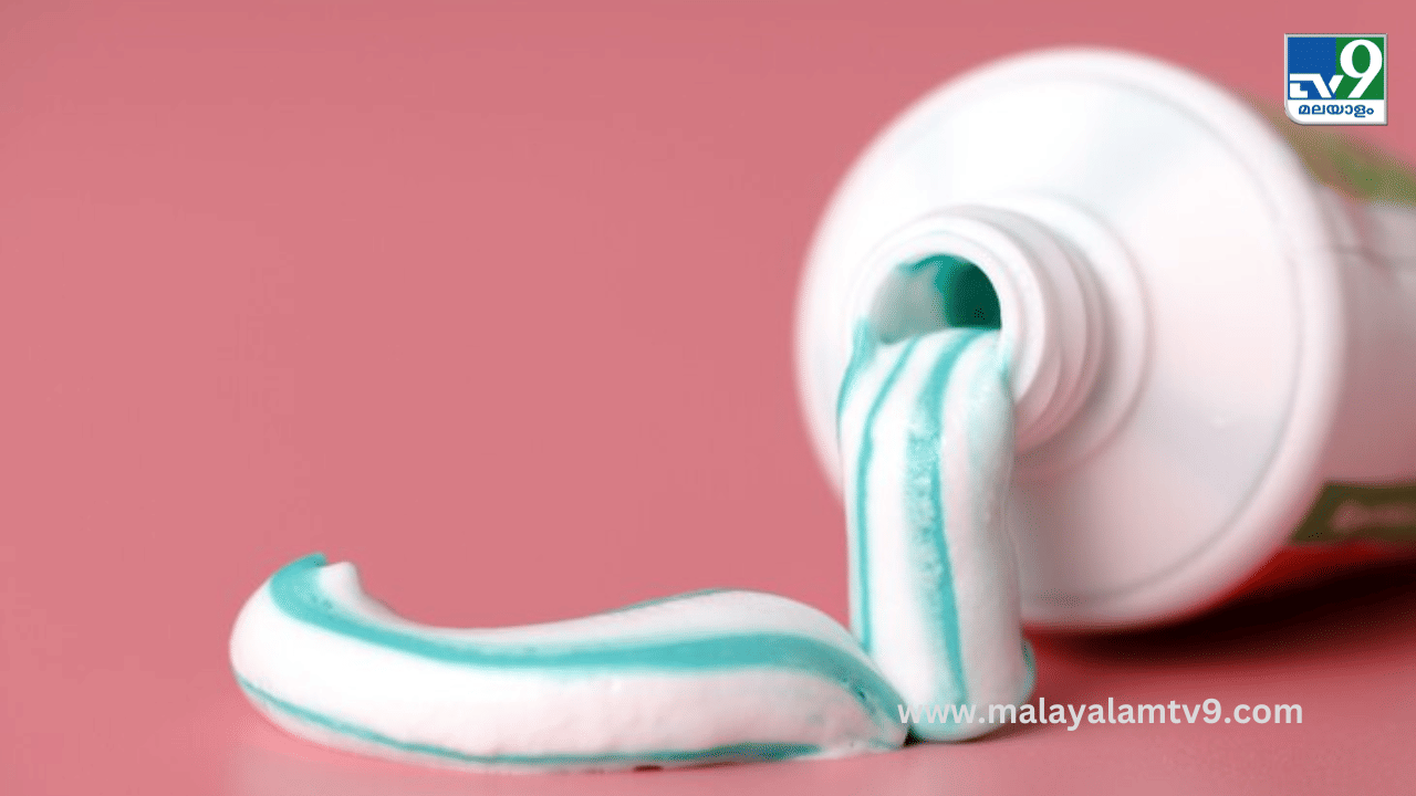 ഫർണിച്ചറുകൾ പോളിഷ് ചെയ്യുന്നത് മുതൽ കൈകളിലെ ഭക്ഷണ ഗന്ധം കളയുന്നതിന് വരെ ടൂത്ത് പേസ്റ്റ് നമുക്ക് ഉപയോ​ഗിക്കാം. കൂടാതെ സ്‌റ്റെയിൻലെസ് സ്റ്റീൽ സിങ്കിലെ അഴുക്കും കറയും കളയാൻ ഏറ്റവും മികച്ച മാർ​ഗമാണ് ടൂത്ത് പേസ്റ്റ്. 
