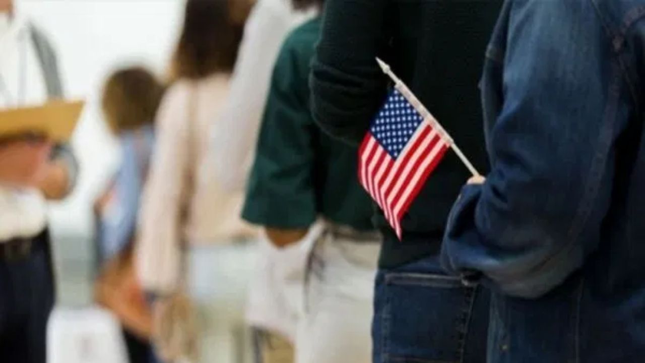 അടുത്ത കലണ്ടർ വർഷത്തിലെ ജനുവരി ആദ്യം കോൺഗ്രസ് ഇലക്ടറൽ വോട്ടുകൾ എണ്ണുന്നു.  ജനുവരിയോടെ പുതിയ പ്രസിഡന്റ് സ്ഥാനമേൽക്കും.