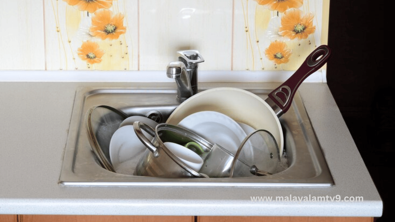 സിങ്ക് കൂടുതൽ വൃത്തിയുള്ളതാക്കുകയും തിളക്കമുള്ളതാക്കുന്നതിനും ടൂത്ത് പേസ്റ്റ് നല്ലൊരു പ്രതിവിധിയാണ്. നനഞ്ഞ തുണിയിലോ സ്പോഞ്ചിലോ ചെറിയ അളവിൽ ടൂത്ത് പേസ്റ്റ് പുരട്ടി സിങ്കിൽ തേച്ച് പിടിപ്പിക്കുക. 15 മിനുട്ടിന് ശേഷം ഉണങ്ങി കഴിഞ്ഞാൽ കഴുകി കളയാവുന്നതാണ്.