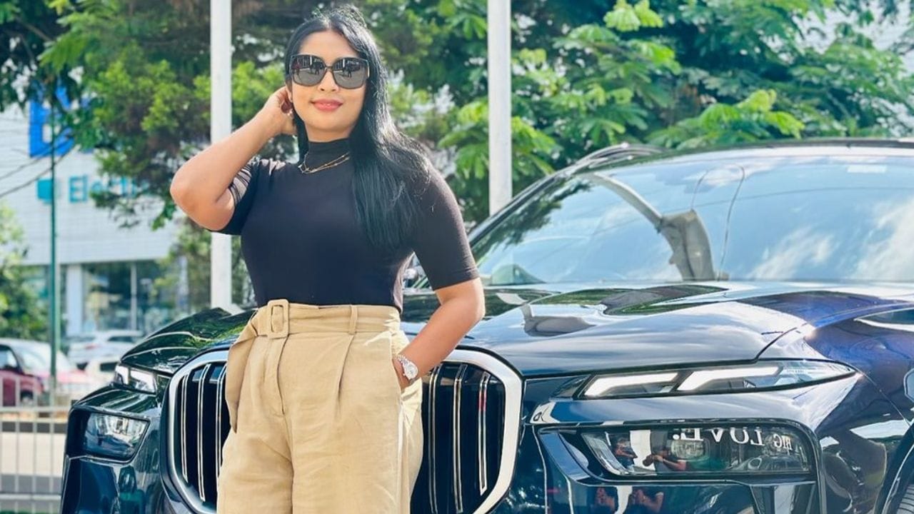 പുത്തൻ ബിഎംഡബ്ല്യു സ്വന്തമാക്കിയിരിക്കുകകയാണ് നടി നവ്യ നായർ, താരം തന്നെയാണ് പുതിയ വാഹനത്തിൻ്റെ ചിത്രങ്ങൾ ഇൻസ്റ്റയിൽ പങ്ക് വെച്ചത്
