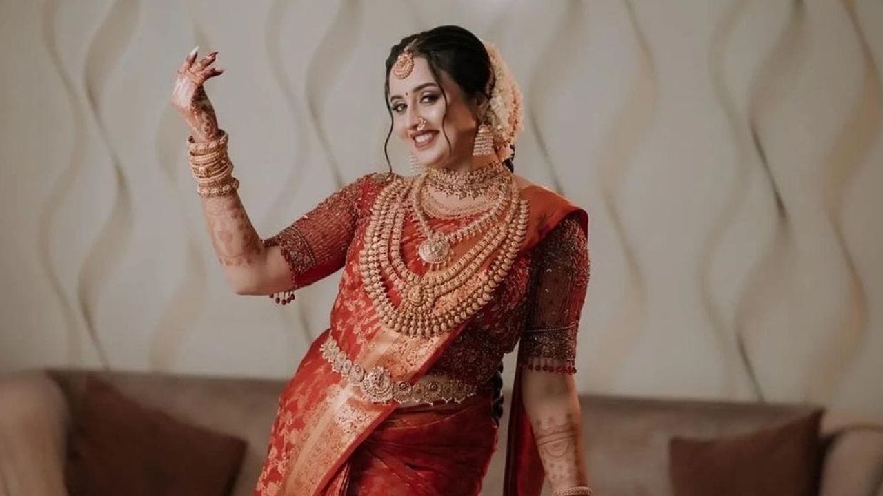 സ്റ്റാർ മാജിക് സീരിയൽ താരം ഐശ്വര്യ രാജീവ് വിവാഹിതയായി
Credit: Aiswarya Rajeev Instagram