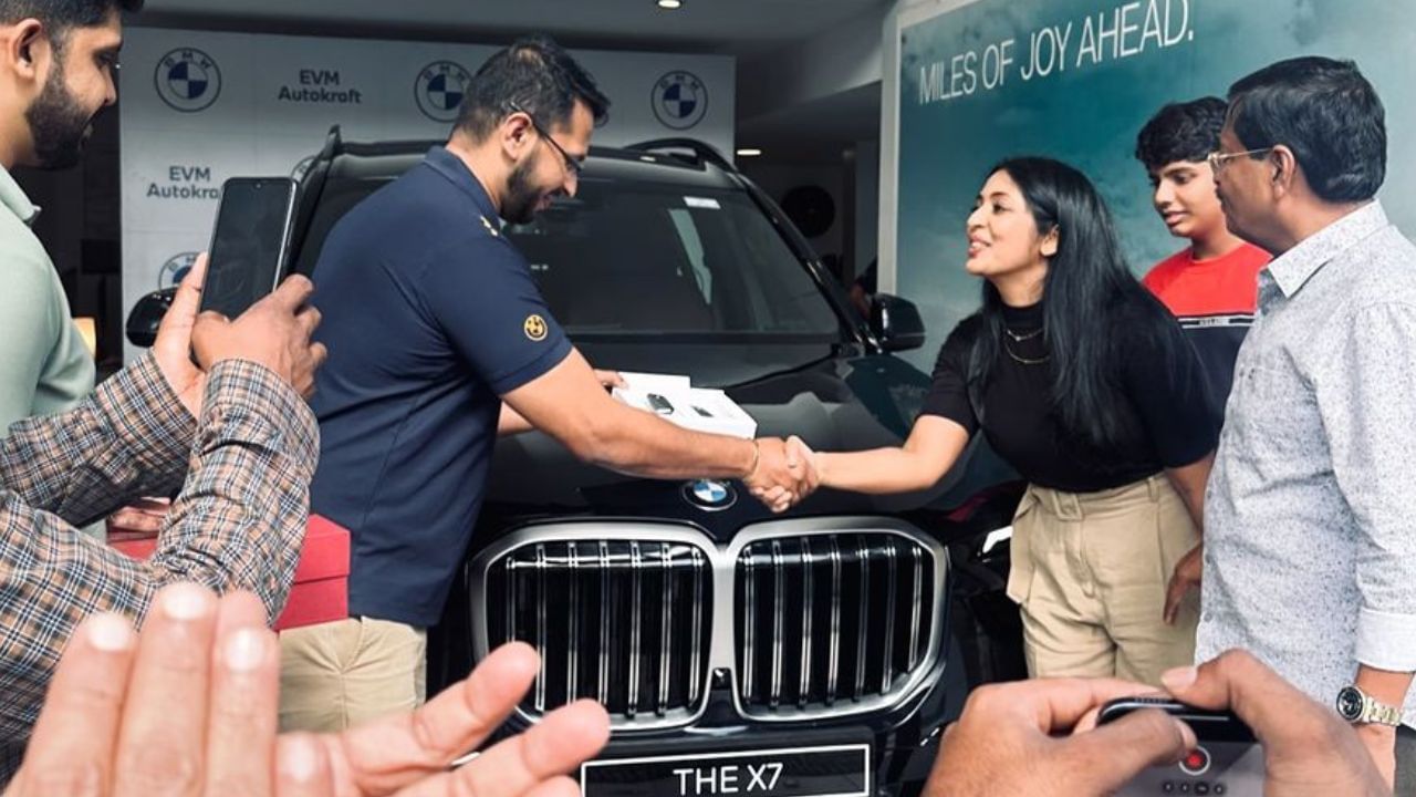 ഒന്നര കോടിക്ക് മുകളിലാണ് താരമെടുത്ത ബിഎംഡബ്ല്യു എക്സ് സെവൻ്റെ വില. നിലവിൽ ഇലക്ട്രിക്- പെട്രോൾ മൈൽഡ് ഹൈബ്രിഡ്, ഇലക്ട്രിക് ഡീസൽ മൈൽഡ് ഹൈബ്രിഡ് വേരിയൻ്റുകളാണ് വാഹനത്തിനുള്ളത്