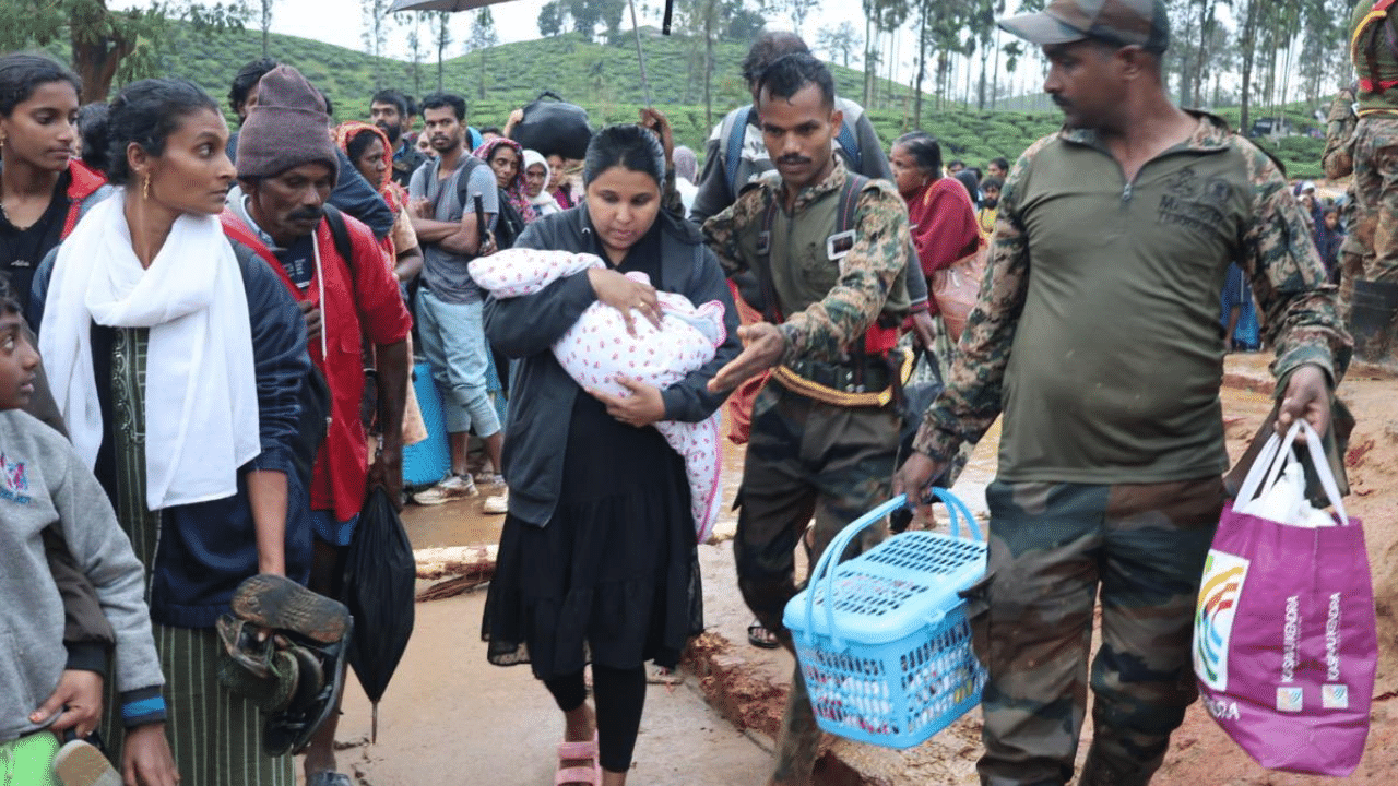 കോഴിക്കോട് നിന്നും കണ്ണൂർ 122 ഇൻഫൻട്രി ബറ്റാലിയനിൽ നിന്നുമുള്ള മെഡിക്കൽ സംഘം അടങ്ങുന്ന സേനയാണ് വയനാട്ടിലേക്ക് ആദ്യം എത്തിയത് Credits: PTI
