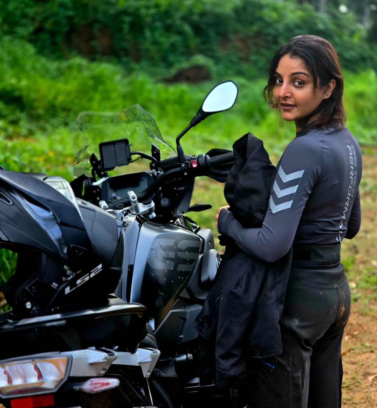 തുടർന്ന് തമിഴ് ഉൾപ്പെടെയുള്ള സിനിമകളിൽ മഞ്ജു തിളക്കമാർന്ന പ്രകടനങ്ങൾ കാഴ്ചവെച്ചു. തമിഴിൽ എത്തിയ മഞ്ജു വാര്യർക്ക് നടൻ അജിത് കുമാർ ബൈക്ക് റൈഡിനോടുള്ള കമ്പവും നൽകി. തുനിവ് സിനിമയുടെ ചിത്രീകരണത്തിനിടെ അജിത്തും മഞ്ജുവും ചേർന്ന വലിയ സംഘം ബൈക്ക് ട്രിപ്പ് നടത്തിയ ചിത്രങ്ങൾ സോഷ്യൽ മീഡിയയിൽ പങ്കുവെച്ചിരുന്നു.