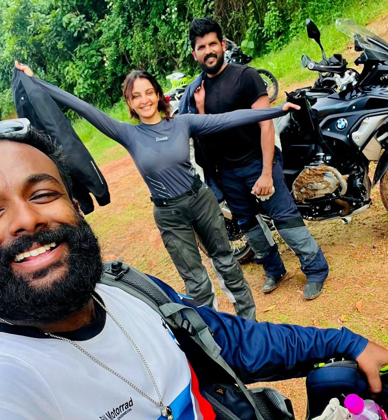 വീഴ്ചയും ചളിയും... എന്നാലും പഠനം തുടർന്ന് കൊണ്ടേ ഇരിക്കുമെന്നാണ് ചിത്രങ്ങൾ പങ്കുവെച്ചുകൊണ്ട് മഞ്ജു വാര്യർ സോഷ്യൽ മീഡിയയിൽ കുറിച്ചത്.