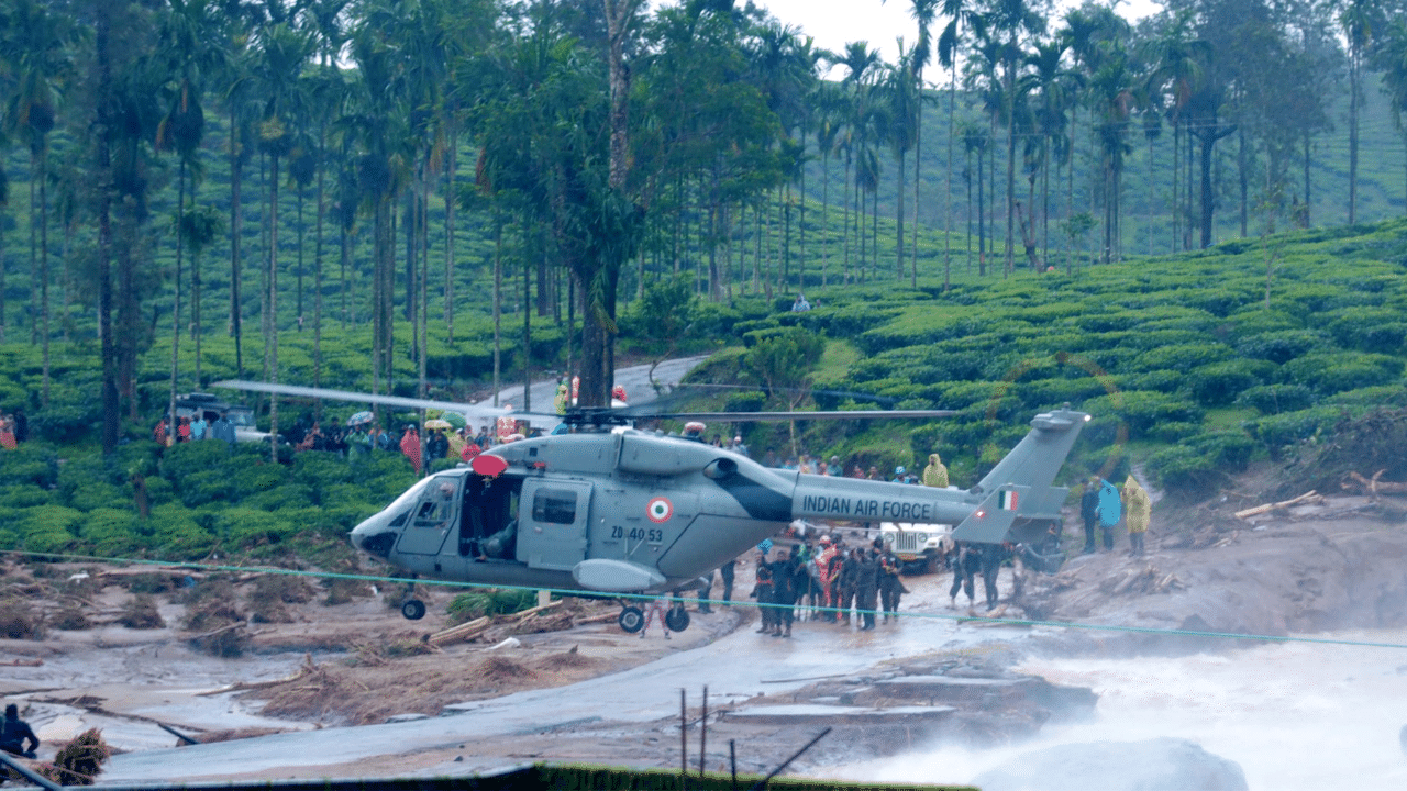 സൈന്യത്തിന് പുറമെ ആദ്യം എത്തിയത് എൻഡിആർഎഫും, പോലീസും, അഗ്നിരക്ഷാ സേനയുമായിരുന്നു. വ്യോമസേനയുടെ സാഹയത്തോടെ ആളുകളെ പുറത്തേക്ക് എത്തിക്കാൻ ആദ്യം ശ്രമം നടന്നെങ്കിലും മോശം കാലാവസ്ഥ മൂലം ഇത് നടന്നില്ലെ എങ്കിലും വൈകുന്നേരത്തോടെ സേനയുടെ ഹെലികോപ്റ്റർ മുണ്ടക്കൈക്ക് സമീപം പറന്നിറങ്ങി ആളുകളെയുമായി പറന്നു. Credits: PTI