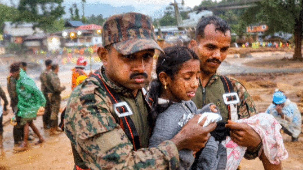 തിരുവനന്തപുരത്ത് നിന്നും ഡൽഹിയിൽ നിന്നും കൂടുതൽ സേന വയനാട്ടിലേക്ക് എത്തും Credits: PTI