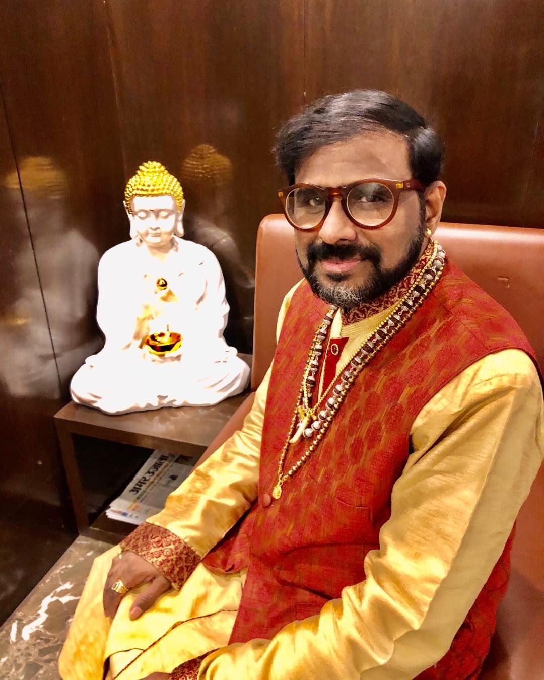 എംടി വാസുദേവൻ നായരുടെ മനോരഥങ്ങളിലൂടെ എന്ന ആന്തോളജിയിൽ സ്വർഗം തുറക്കുന്ന സമയം എന്ന ഭാഗത്തിന് സംഗീതം നൽകുന്നത് രമേഷ് നാരായൺ. ഈ ആന്തോളജിയുടെ ട്രെയിലർ ലോഞ്ചിനിടെയാണ് അസിഫ് അലിയുമായിട്ടുള്ള വിവാദ സംഭവം നടക്കുന്നത് (Image Courtesy : Instagram)