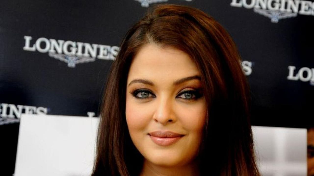 25 വർഷത്തിലേറെയായി ചലച്ചിത്രരംഗത്തുള്ള ഐശ്വര്യയുടെ ആസ്തി ഏകദേശം 862 കോടി രൂപയാണെന്നാണ് റിപ്പോർട്ട്.