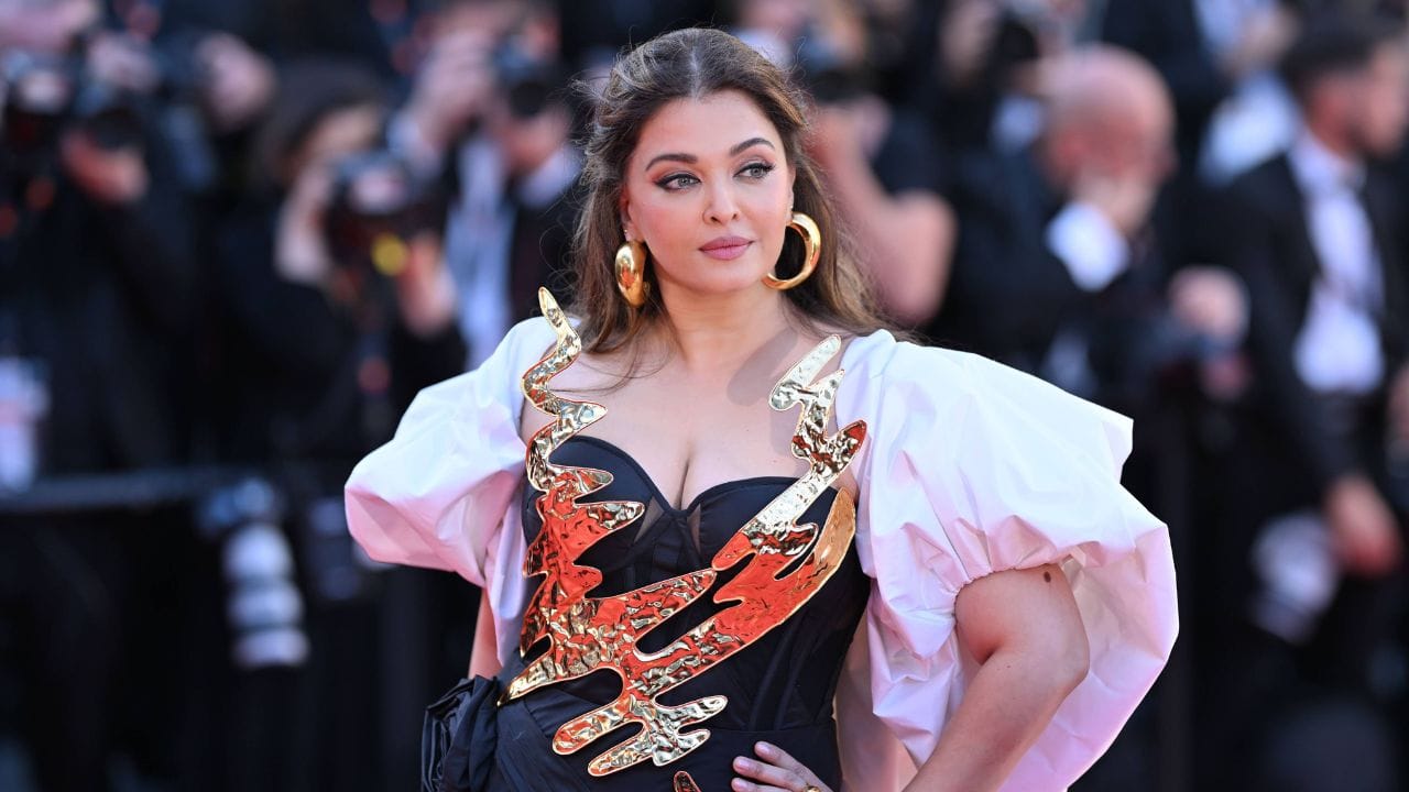 തെന്നിന്ത്യൻ സിനിമകളുടെയും ഭാഗമായ ഐശ്വര്യ റായ് സിനിമയ്ക്കായി 10 കോടിയും പരസ്യ ചിത്രങ്ങൾക്ക് ഏഴ് മുതൽ എട്ട് കോടിയും വരെ പ്രതിഫലം വാങ്ങാറുണ്ട് എന്നാണ് ദേശീയ മാധ്യമങ്ങൾ റിപ്പോർട്ട് ചെയ്യുന്നത്.