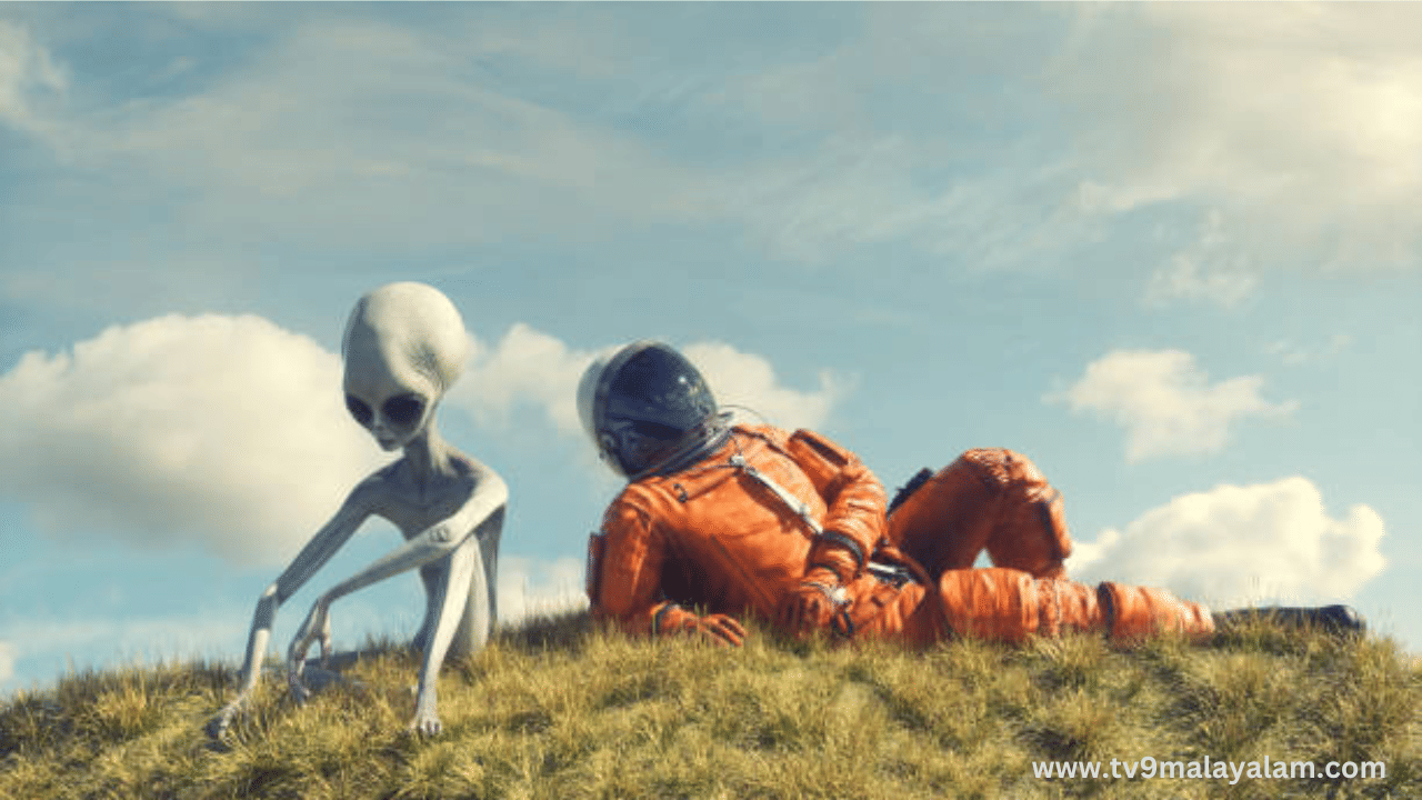 ഇന്നേവരെ അന്യഗ്രഹജീവികളെ കണ്ടെത്തിയതായി സ്ഥിരീകരണമില്ല. എന്നാൽ ഭൂമിക്ക് പുറത്ത് അന്യ​ഗ്രഹജീവികളുടെ ജീവൻറെ തെളിവ് കണ്ടെത്താൻ പ്രത്യേക ദൗത്യവുമായി എത്തിയിരിക്കുകയാണ് അമേരിക്കൻ ബഹിരാകാശ ഏജൻസിയായ നാസ. 2050ഓടെ അന്യഗ്രഹജീവികളെയും ജീവൻറെ അംശത്തെയും കണ്ടെത്താൻ നാസ അത്യാധുനിക ടെലിസ്‌കോപ് (ഹാബിറ്റബിൾ വേൾഡ്‌സ് ഒബ്‌സർവേറ്ററി) തയ്യാറാക്കുമെന്നാണ് റിപ്പോർട്ട്. (​Image credits: FREEPIK) 
