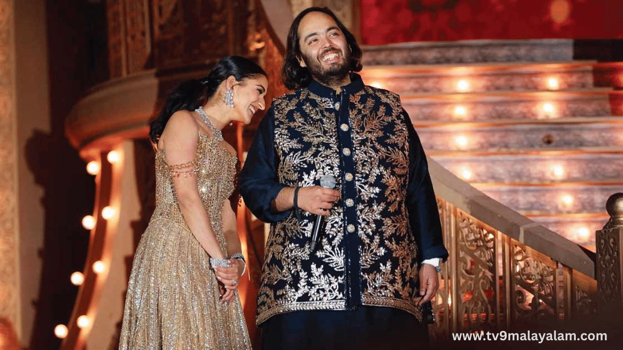 സൽമാൻ ഖാൻ, ഷാരൂഖ് ഖാൻ, ആമിർ ഖാൻ, അമിതാഭ് ബച്ചൻ, ജാൻവി കപൂർ, സിദ്ധാർത്ഥ് മൽഹോത്ര, കിയാര അദ്വാനി, ഷാഹിദ് കപൂർ, വിക്കി കൗശൽ, ആലിയ ഭട്ട്, രൺബീർ കപൂർ, പ്രിയങ്ക ചോപ്ര, നിക്ക് ജോനാസ്, തുടങ്ങിയവരെല്ലാ തന്നെ ചടങ്ങിൽ പങ്കെടുക്കുന്നുണ്ട്. ഔപചാരിക ഇന്ത്യൻ വസ്ത്രമാണ് വിവാഹത്തിൻ്റെ ഡ്രസ് കോഡായി തിരഞ്ഞെടുത്തിരിക്കുന്നത്. (Image credits: Instagram)