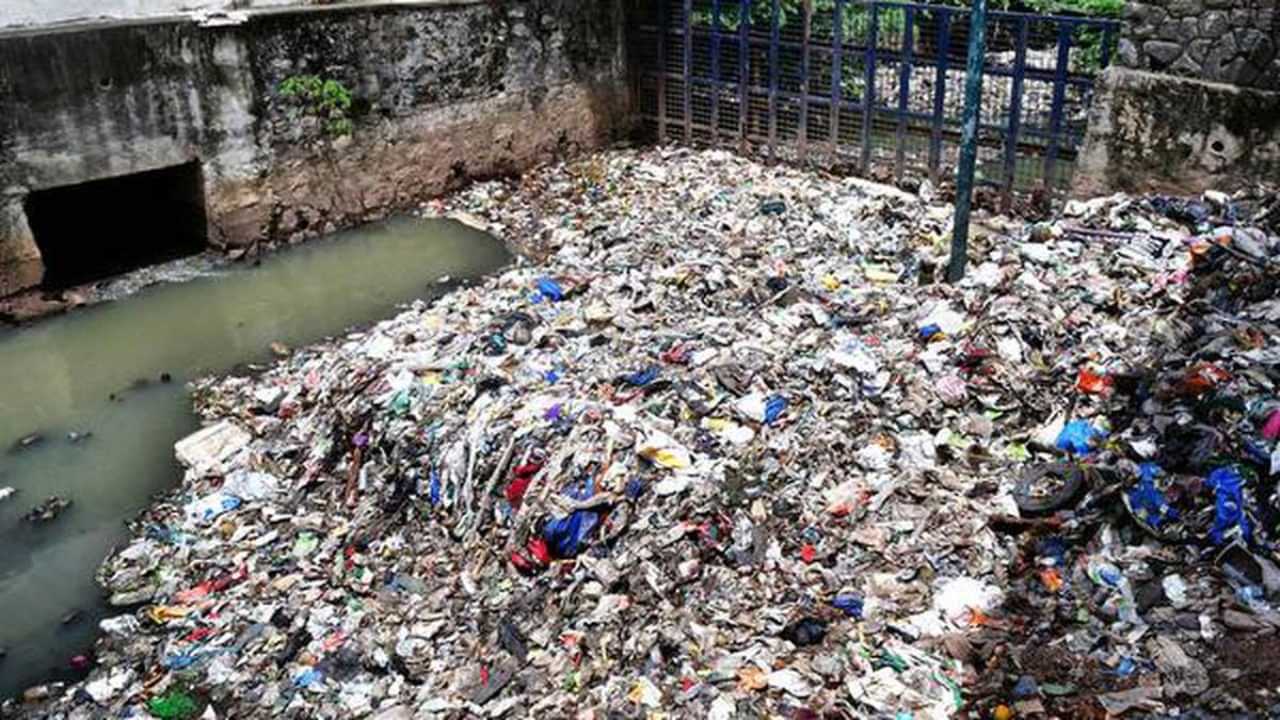 Amayizhanjan Canal : ആമയിഴഞ്ചാൻ തോട്ടിലേക്ക് മാലിന്യമൊഴുക്കുന്നതിൽ നടപടിയെടുത്തില്ല; ഹെൽത്ത് ഇൻസ്പെക്ടർക്ക് സസ്പൻഷൻ