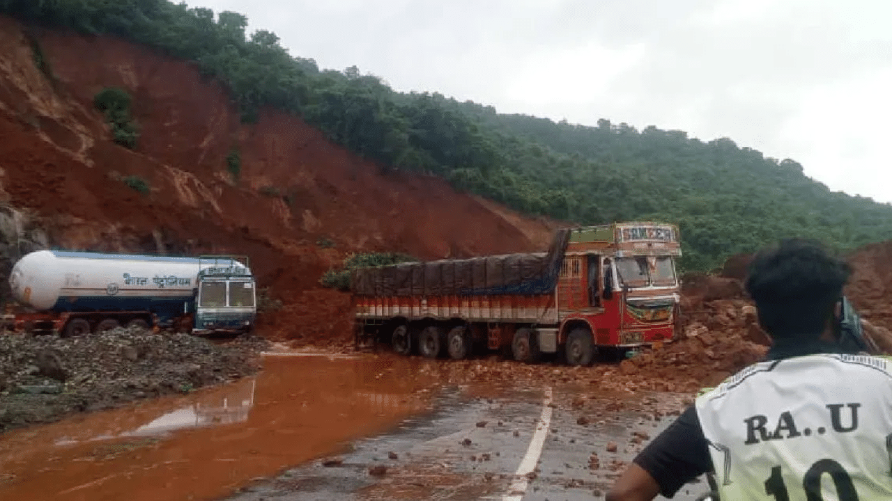 Ankola Landslide: ആ ലോറിയിൽ അർജുൻ ഉണ്ടോ? തിരച്ചിൽ തുടരുന്നു, വാഹനം ഒലിച്ചു പോയെന്ന് പോലീസ് Ankola Landslide: ആ ലോറിയിൽ അർജുൻ ഉണ്ടോ? തിരച്ചിൽ തുടരുന്നു, വാഹനം ഒലിച്ചു പോയെന്ന് പോലീസ്