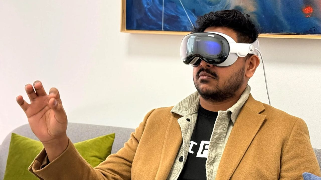 വിലകുറഞ്ഞ ആപ്പിൾ വിഷൻ പ്രോ 2025ൽ വിപണിയിലെത്തിയേക്കുമെന്ന് റിപ്പോർട്ട്. ലോകത്തിലെ ആദ്യത്തെ മിക്സഡ് റിയാലിറ്റി ഹെഡ്സെറ്റ് ആയ ആപ്പിൾ വിഷൻ പ്രോയുടെ വിലകുറഞ്ഞ പതിപ്പ് നിർമ്മാണത്തിലാണെന്നാണ് ദേശീയമാധ്യമങ്ങൾ റിപ്പോർട്ട് ചെയ്യുന്നത്. ഡിവൈസ് എന്ന് പുറത്തിറങ്ങുമെന്നതിന് ഔദ്യോഗിക സ്ഥിരീകരണം ലഭിച്ചിട്ടില്ലെങ്കിലും 2025 അവസാനത്തോടെ വിലകുറഞ്ഞ ആപ്പിൾ വിഷൻ പ്രോ വിപണിയിൽ അവതരിപ്പിക്കപ്പെടുമെന്ന് റിപ്പോർട്ടുകൾ സൂചിപ്പിക്കുന്നു.