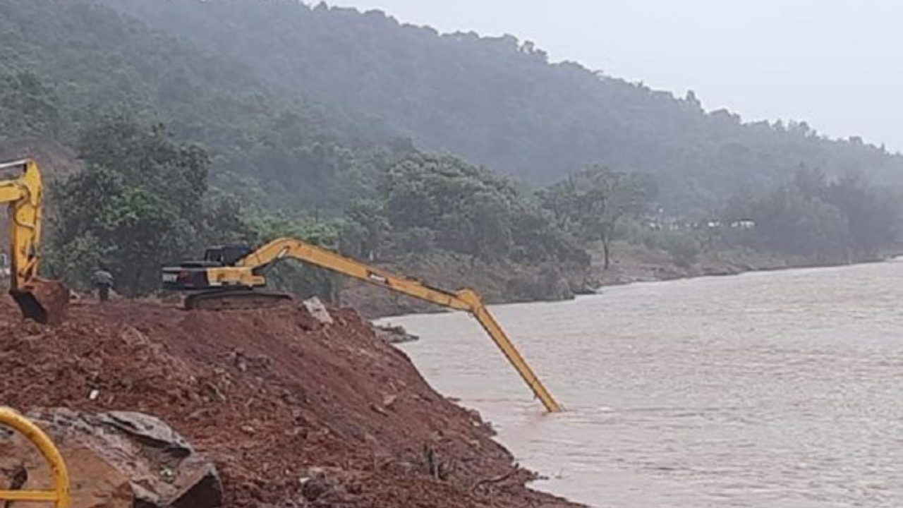 Arjun Rescue : ലോറിയുടെ ക്യാബിനിൽ അർജുനുണ്ടോ? ഇന്ന് ഉത്തരം ലഭിച്ചേക്കും; മാധ്യമപ്രവർത്തകർക്ക് പ്രവേശനമില്ല Arjun Rescue : ലോറിയുടെ ക്യാബിനിൽ അർജുനുണ്ടോ? ഇന്ന് ഉത്തരം ലഭിച്ചേക്കും; മാധ്യമപ്രവർത്തകർക്ക് പ്രവേശനമില്ല