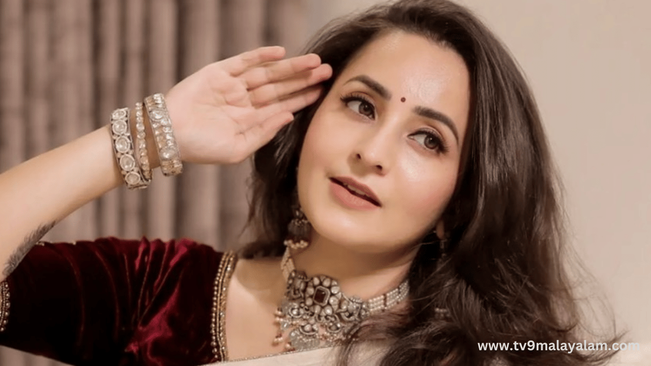 വിവാഹവുമായി ബന്ധപ്പെട്ട് നടി ഭാമ പങ്കുവച്ച ഒരു കുറിപ്പാണ് ഇപ്പോൾ സമൂഹ മാധ്യമങ്ങളിൽ വൈറലാവുന്നത്. സ്ത്രീധനത്തെക്കുറിച്ചും ഭർതൃവീട്ടിൽ ഒരു സ്ത്രീയ്ക്കുണ്ടാകുന്ന മോശം അനുഭവങ്ങളെക്കുറിച്ചുമാണ് ഭാമ തന്റെ വാചകങ്ങളിലൂടെ വിവരിക്കുന്നത്. ഇൻസ്റ്റ​ഗ്രാം സ്റ്റോറിയിലാണ് താരം ഇക്കാര്യം പങ്കുവച്ചത്. (Image courtesy: Instagram) 
