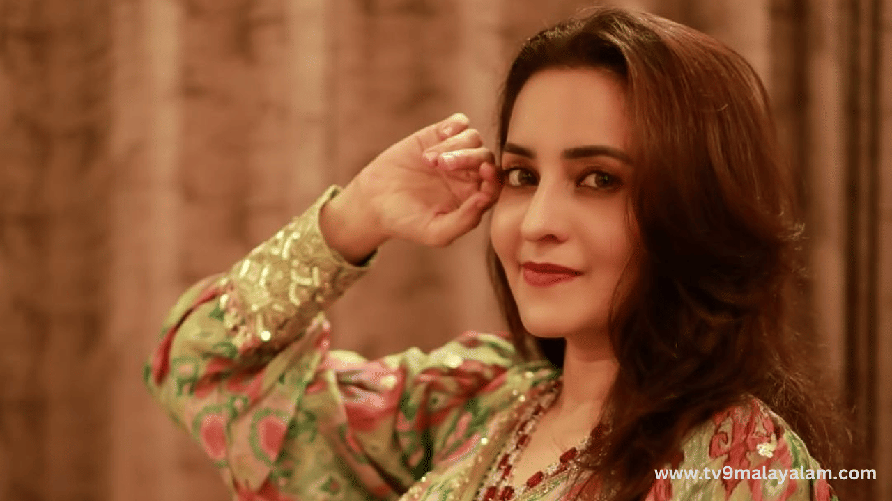 നിവേദ്യം എന്ന ലോ​ഹിതദാസ് ചിത്രത്തിലൂടെ മലയാളികളുടെ പ്രിയങ്കരിയായി മാറിയ നടിയാണ് ഭാമ. മലയാളത്തിന് പുറമേ അന്യ ഭാഷകളിലും താരം അഭിനയിച്ചിട്ടുണ്ട്. എന്നാൽ വിവാഹത്തിനുശേഷം നടി സിനിമ തിരക്കുകളിൽ നിന്നും വിട്ടുനിൽക്കുകയായിരുന്നു. (Image courtesy: Instagram) 
