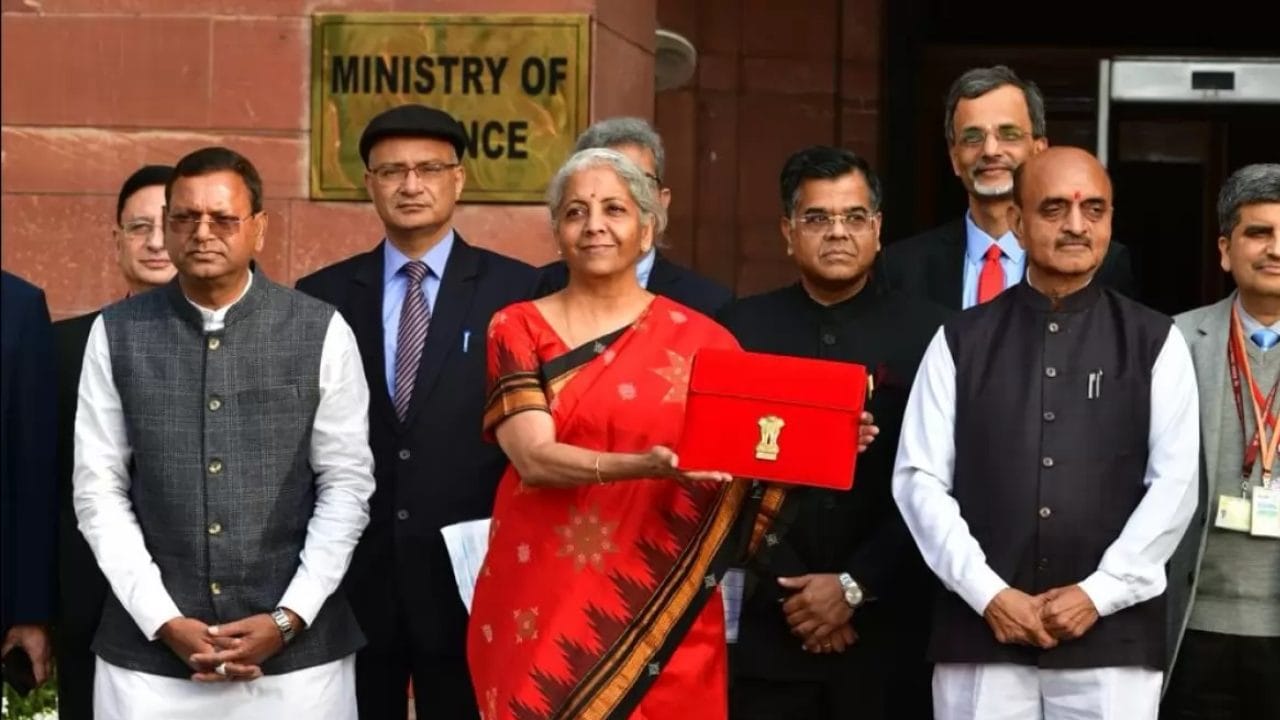 കേന്ദ്രാവിഷ്കൃത പദ്ധതികള്ക്കുള്ള കേന്ദ്ര വിഹിതം 60 ശതമാനത്തില് നിന്നും 75 ശതമാനമാക്കണമെന്ന ആവശ്യത്തിലും റബ്ബറിൻ്റെ താങ്ങുവില 250 ആക്കി ഉയർത്തണമെന്ന ആവശ്യത്തിലും കേരളം പ്രതീക്ഷ വെക്കുന്നുണ്ട്. കോഴിക്കോട്- വയനാട് തുരങ്കപാതയ്ക്കുള്ള 5000 കോടിയുടെ ധനസഹായം ഉൾപ്പെടെ ഇത്തവണ ബജറ്റിൽ കേരളത്തെ കാര്യമായി പരിഗണിച്ചേക്കും എന്നാണ് പ്രതീക്ഷ.