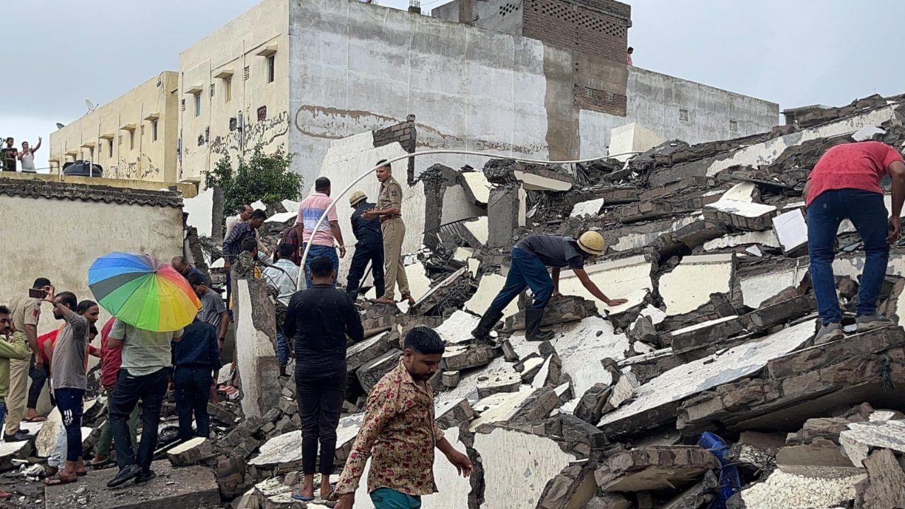 Building Collapses : ഗുജറാത്തിൽ ആറ് നിലക്കെട്ടിടം തകർന്നുവീണ് 15 പേർക്ക് പരിക്ക്; നിരവധി പേർ കുടുങ്ങിക്കിടക്കുന്നു എന്ന് സംശയം Building Collapses : ഗുജറാത്തിൽ ആറ് നിലക്കെട്ടിടം തകർന്നുവീണ് 15 പേർക്ക് പരിക്ക്; നിരവധി പേർ കുടുങ്ങിക്കിടക്കുന്നു എന്ന് സംശയം