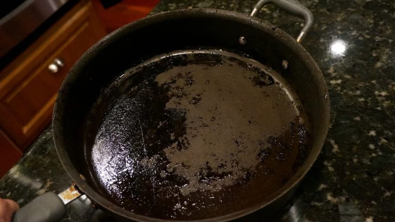 പാചകം ചെയ്യുമ്പോൾ അടിയിൽ കരിഞ്ഞുപിടിക്കുന്നത് പാത്രം കഴുകുമ്പോൾ വലിയ ബുദ്ധിമുട്ടുണ്ടാക്കാറുണ്ട്. നോൺ സ്റ്റിക്ക് പാത്രമാണെങ്കിൽ ഇത് വീണ്ടും ബുദ്ധിമുട്ടാവും. കരിഞ്ഞുപിടിച്ച പാത്രം കഴുകി വൃത്തിയാക്കുന്നത് വല്ലാത്തൊരു ജോലിയാണ്. ഇനി പറയുന്ന വിദ്യകൾ പരീക്ഷിച്ചാൽ ഇത് കുറച്ച് എളുപ്പമാവും.