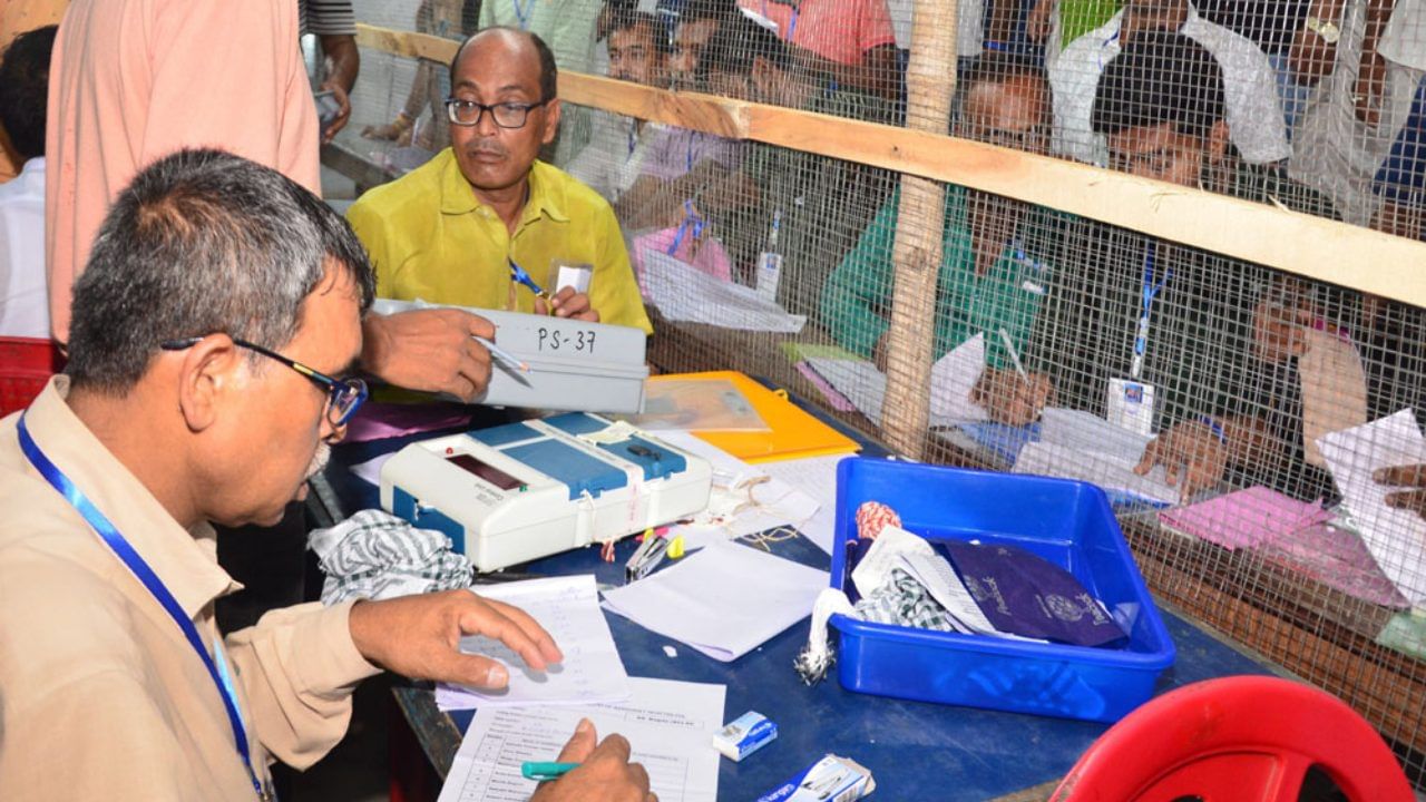 By Election : ഉപതിരഞ്ഞെടുപ്പ്: 13ൽ 8 സീറ്റിലും വിജയിച്ച് ഇൻഡ്യാ മുന്നണി; മൂന്നെണ്ണത്തിൽ ലീഡ്; എൻഡിഎയ്ക്ക് തിരിച്ചടി By Election : ഉപതിരഞ്ഞെടുപ്പ്: 13ൽ 8 സീറ്റിലും വിജയിച്ച് ഇൻഡ്യാ മുന്നണി; മൂന്നെണ്ണത്തിൽ ലീഡ്; എൻഡിഎയ്ക്ക് തിരിച്ചടി