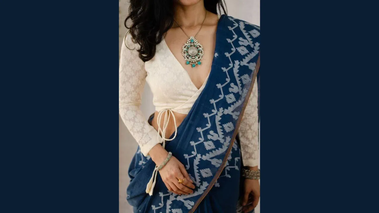 വി-നെക്ക് ശൈലിയിൽ അതിലോലമായ എംബ്രോയ്ഡറി അല്ലെങ്കിൽ ലേസ് ചേർത്തത്.