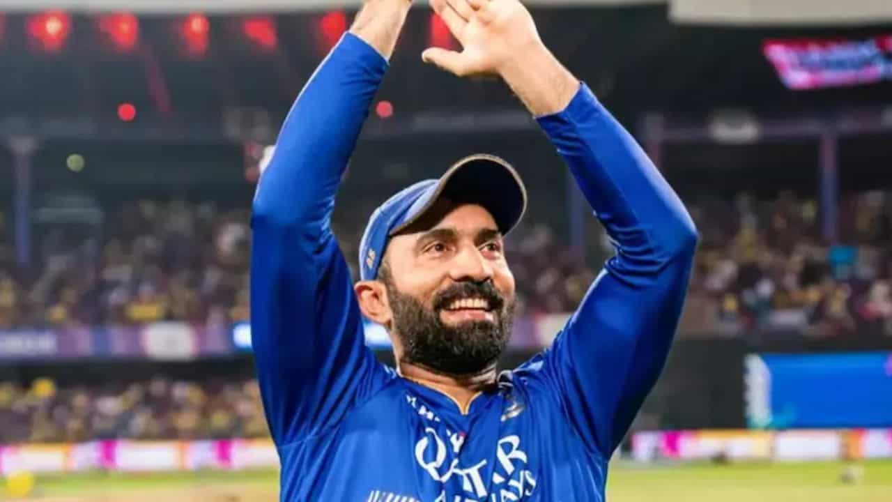Dinesh Karthik : ഇനി പഴയ ഫിനിഷർ പുതിയ റോളിൽ; ആർസിബിയുടെ ബാറ്റിംഗ് പരിശീലകനായി ദിനേശ് കാർത്തിക്