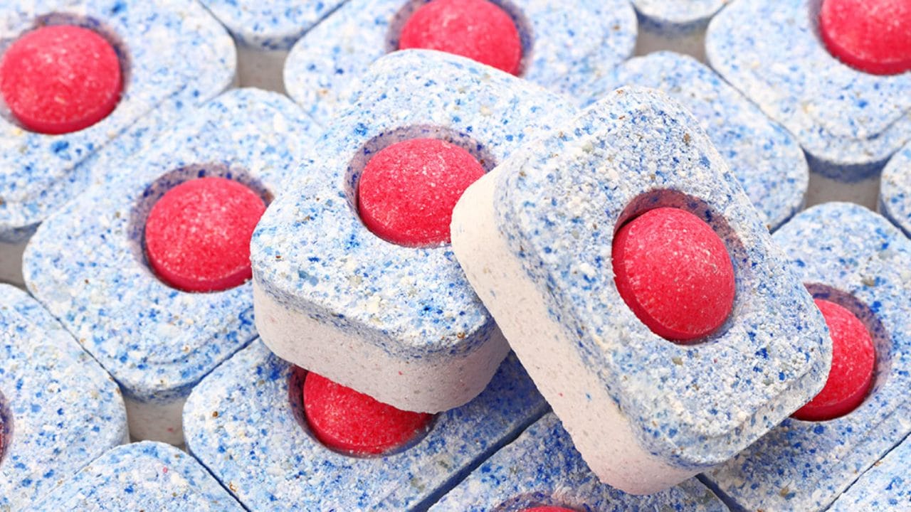 ഡിഷ്വാഷർ ടാബ്ലറ്റുകൾ കൊണ്ടും അടിയിൽ പിടിച്ച നോൺ സ്റ്റിക്ക് പാൻ വൃത്തിയാക്കാം. അതിനായി ആദ്യം പാനിൽ വെള്ളം നിറയ്ക്കുക. കരിഞ്ഞ ഇടങ്ങളൊക്കെ മറയുന്ന തരത്തിലാവണം വെള്ളം നിറയ്ക്കേണ്ടത്. പിന്നീട് ഇതിലേക്ക് ഒരു ഡിഷ്വാഷർ ടാബ്ലറ്റ് ഇടുക. ശേഷം ഈ വെള്ളം തിളപ്പിക്കുക. തിളയ്ക്കുമ്പോൾ അടുപ്പ് ഓഫാക്കി ഒരു മണിക്കൂർ നേരത്തേക്കെങ്കിലും പാൻ അനക്കാതെ വെക്കുക. തുടർന്ന് സ്പോഞ്ചോ ബ്രഷോ ഉപയോഗിച്ച് സാവധാനം പാൻ ഉരച്ച്, ചൂടുവെള്ളം കൊണ്ട് കഴുകി, ഉണങ്ങിയ തുണി കൊണ്ട് തുടയ്ക്കുക.