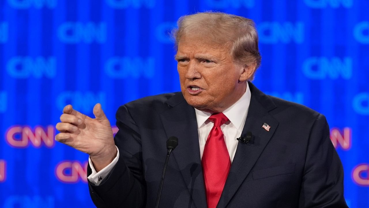 ബൈഡന് പിന്നാലെയുള്ളത് ഡൊണാള്‍ഡ് ട്രംപ് ആണ്. 1946 ജൂണ്‍ 14നാണ് ട്രംപിന്റെ ജനനം. 78 വയസാണ് അദ്ദേഹത്തിന് ഇപ്പോഴുള്ളത്. മുന്‍ പ്രസിഡന്റ് മാത്രമല്ല ഇത്തവണ അദ്ദേഹം തിരഞ്ഞെടുപ്പില്‍ മത്സരിക്കുന്നുമുണ്ട്.Image: Social Media