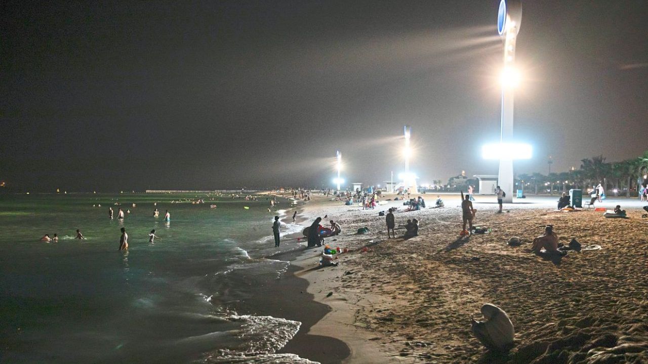 Dubai Weather : ദുബായിൽ ചൂട് അസഹനീയം; അർദ്ധരാത്രിയിൽ പാതിരാബീച്ചുകളിലെത്തുന്നത് നൂറുകണക്കിന് ആളുകൾ Dubai Weather : ദുബായിൽ ചൂട് അസഹനീയം; അർദ്ധരാത്രിയിൽ പാതിരാബീച്ചുകളിലെത്തുന്നത് നൂറുകണക്കിന് ആളുകൾ