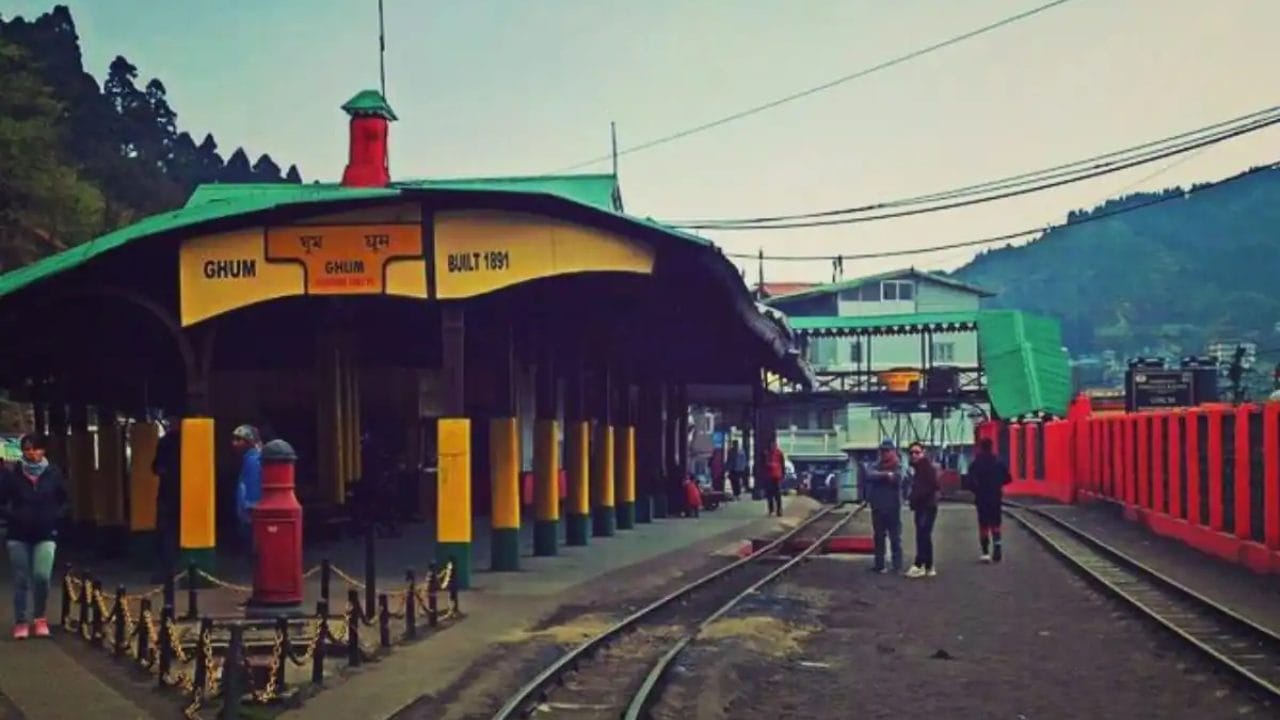 ലോകത്ത് ഏറ്റവും വലിയ റെയിൽവേ നെറ്റ്‌വർക്കുള്ള രാജ്യമാണ് ഇന്ത്യ. ദിവസേന കോടിക്കണക്കിനാളുകൾ ട്രെയിൻ ഗതാഗതം ഉപയോഗിക്കുന്നു. രാജ്യത്താകെ 1300ഓളം റെയിൽവേ സ്റ്റേഷനുകളുണ്ട്. ഇതിൽ പല റെയിൽവേ സ്റ്റേഷനുകൾക്കും പല പ്രത്യേകതകളുണ്ട്. ഇന്ത്യയിലെ ഏറ്റവും ഉയർന്ന സ്ഥലത്ത് സ്ഥിതി ചെയ്യുന്ന റെയിൽവേ സ്റ്റേഷൻ പരിചയപ്പെടാം.  