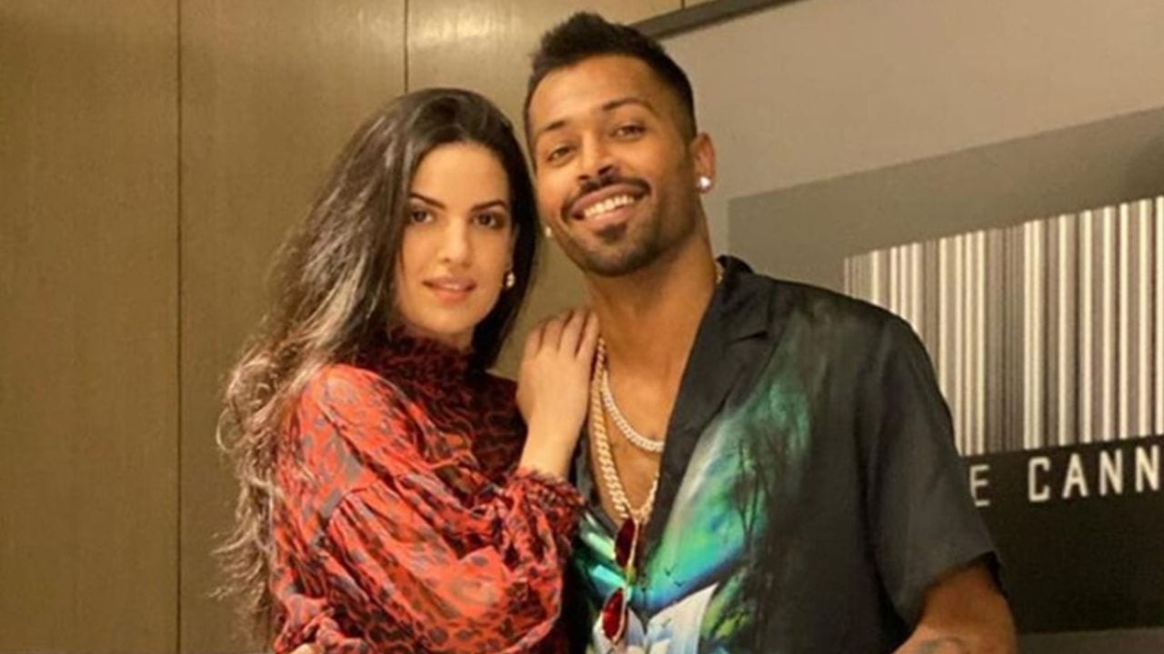 തുടർന്ന് ജനുവരി ഒന്ന് 2020ലാണ് പാണ്ഡ്യയും നടാഷയും തമ്മിൽ എഗേജിഡാകുന്നത്. പിന്നീട് അതേ വർഷം ഇരുവർക്കും ഒരു ആൺകുഞ്ഞ് പിറക്കുകയും ചെയ്തു. അഗസ്ത്യ എന്നാണ് കുട്ടിയുടെ പേര്.