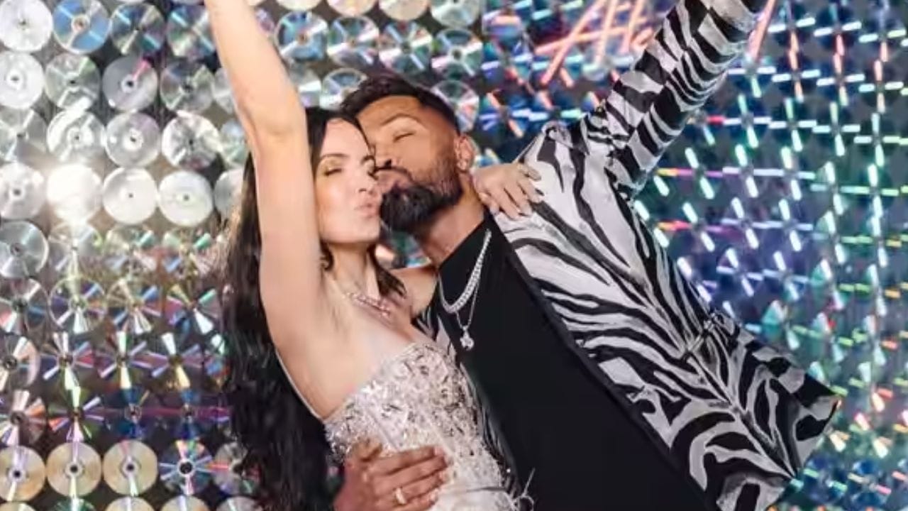 എന്നാൽ അടുത്തിടെയാണ് ഇരവരും തമ്മിൽ വേർപിരിയുന്നു എന്നുള്ള അഭ്യൂഹങ്ങൾ പുറത്ത് വന്നത്. തൻ്റെ സോഷ്യൽ മീഡിയയിൽ പേജിൽ പാണ്ഡ്യ എന്ന പേര് നടാഷ നീക്കം ചെയ്തതാണ് അഭ്യൂഹങ്ങൾക്ക് വഴിവെച്ചത്.