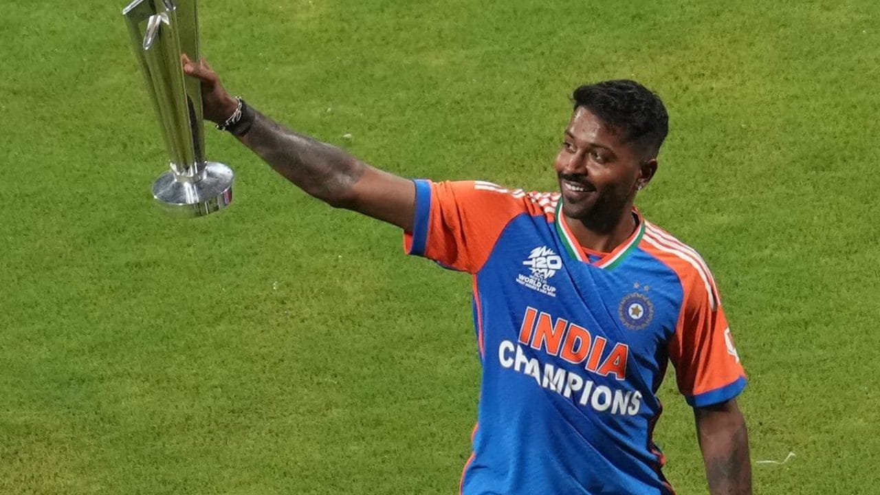 ഹാർദിക് പാണ്ഡ്യയാണ് നിലവിൽ ഇന്ത്യൻ ടീമിൻ്റെ വൈസ് ക്യാപ്റ്റൻ. ടി20 ലോകകപ്പിലടക്കം ഹാർദിക്കായിരുന്നു രോഹിതിൻ്റെ ഡെപ്യൂട്ടി. എന്നാൽ, താരത്തിൻ്റെ പരിക്ക് സാധ്യത കണക്കിലെടുത്ത് സൂര്യകുമാറിനെ ക്യാപ്റ്റൻസിയിലേക്ക് പരിഗണിക്കുന്നു എന്നാണ് ദേശീയമാധ്യമങ്ങൾ റിപ്പോർട്ട് ചെയ്യുന്നത്. പുതിയ പരിശീലകൻ ഗൗതം ഗംഭീറിനും സൂര്യയെയാണ് താത്പര്യമെന്നും റിപ്പോർട്ടുകളുണ്ട്.