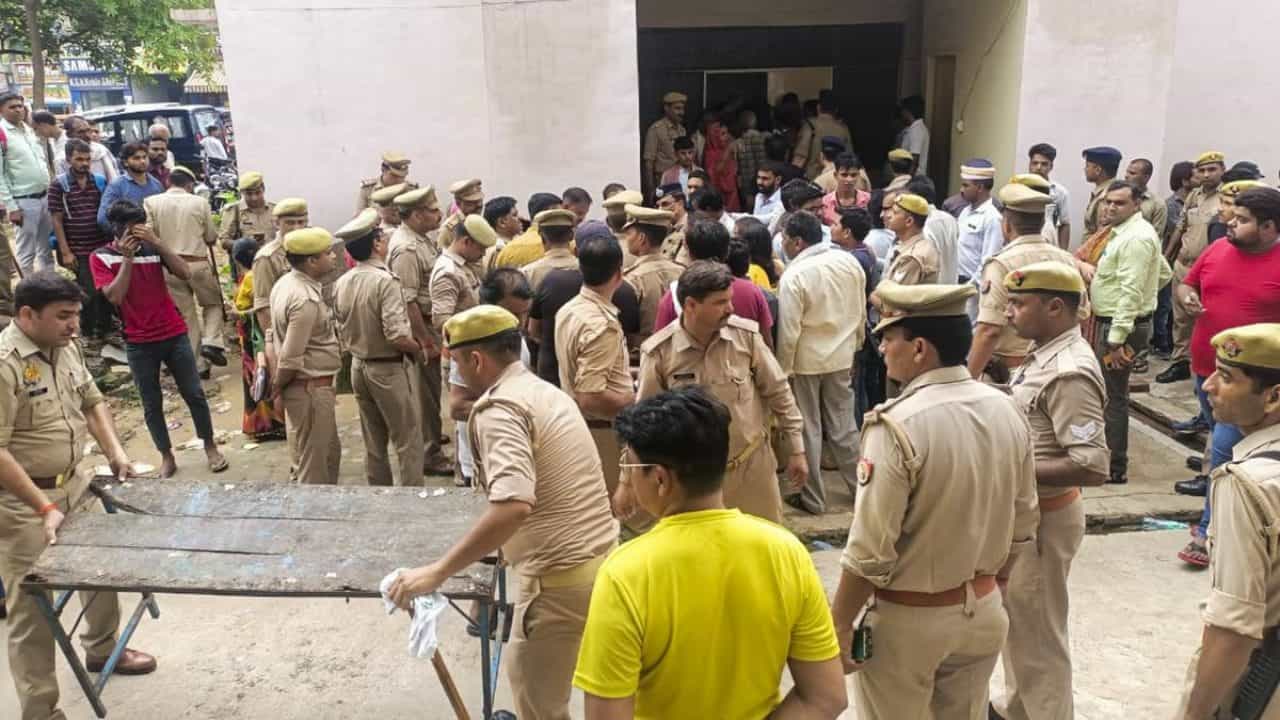 Hathras Stampede: അനുമതി 80,000 പേർക്ക്; പങ്കെടുത്തത് രണ്ടര ലക്ഷം പേർ; ഹഥ്റസ് ദുരന്തമുണ്ടായത് സംഘാടനപ്പിഴവിൽ