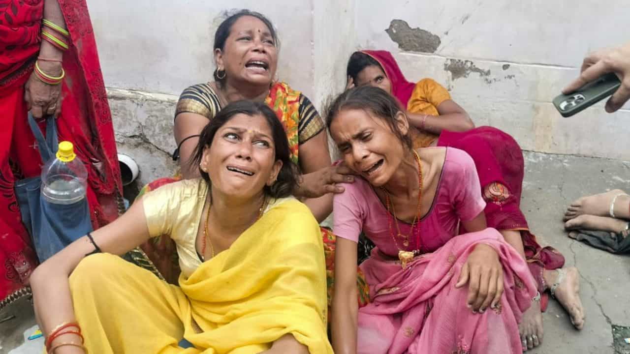 Hathras Stampede : ഹഥ്റസ് ദുരന്തം; അനുവദിച്ചതിനെക്കാൾ കൂടുതൽ ആളുകൾ പരിപാടിയിൽ പങ്കെടുത്തെന്ന് യുപി സർക്കാർ