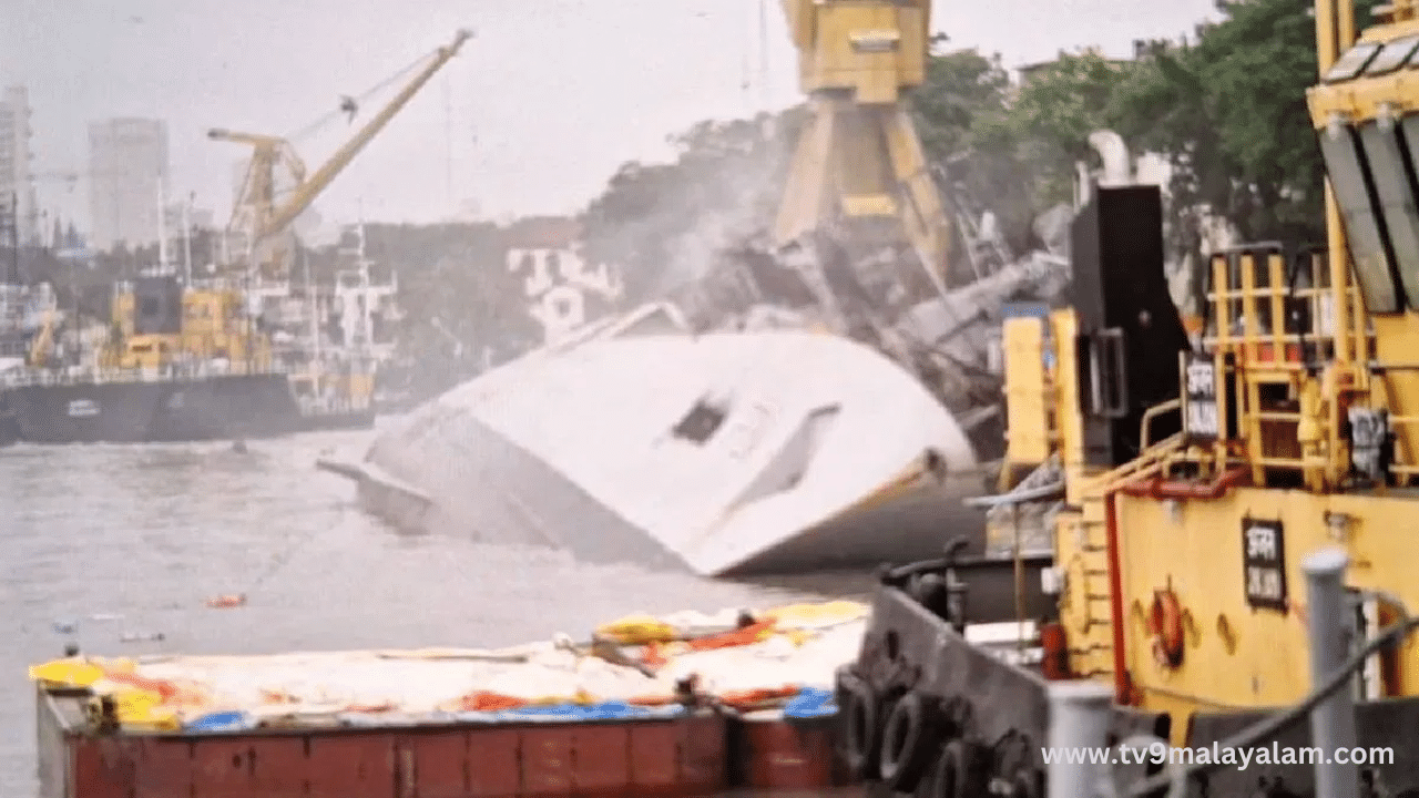 INS Brahmaputra: നാവികസേനയുടെ യുദ്ധക്കപ്പലായ ഐഎൻഎസ് ബ്രഹ്മപുത്രയ്ക്ക് തീ പിടിച്ചു; ഒരു നാവികനെ കാണാതായി INS Brahmaputra: നാവികസേനയുടെ യുദ്ധക്കപ്പലായ ഐഎൻഎസ് ബ്രഹ്മപുത്രയ്ക്ക് തീ പിടിച്ചു; ഒരു നാവികനെ കാണാതായി