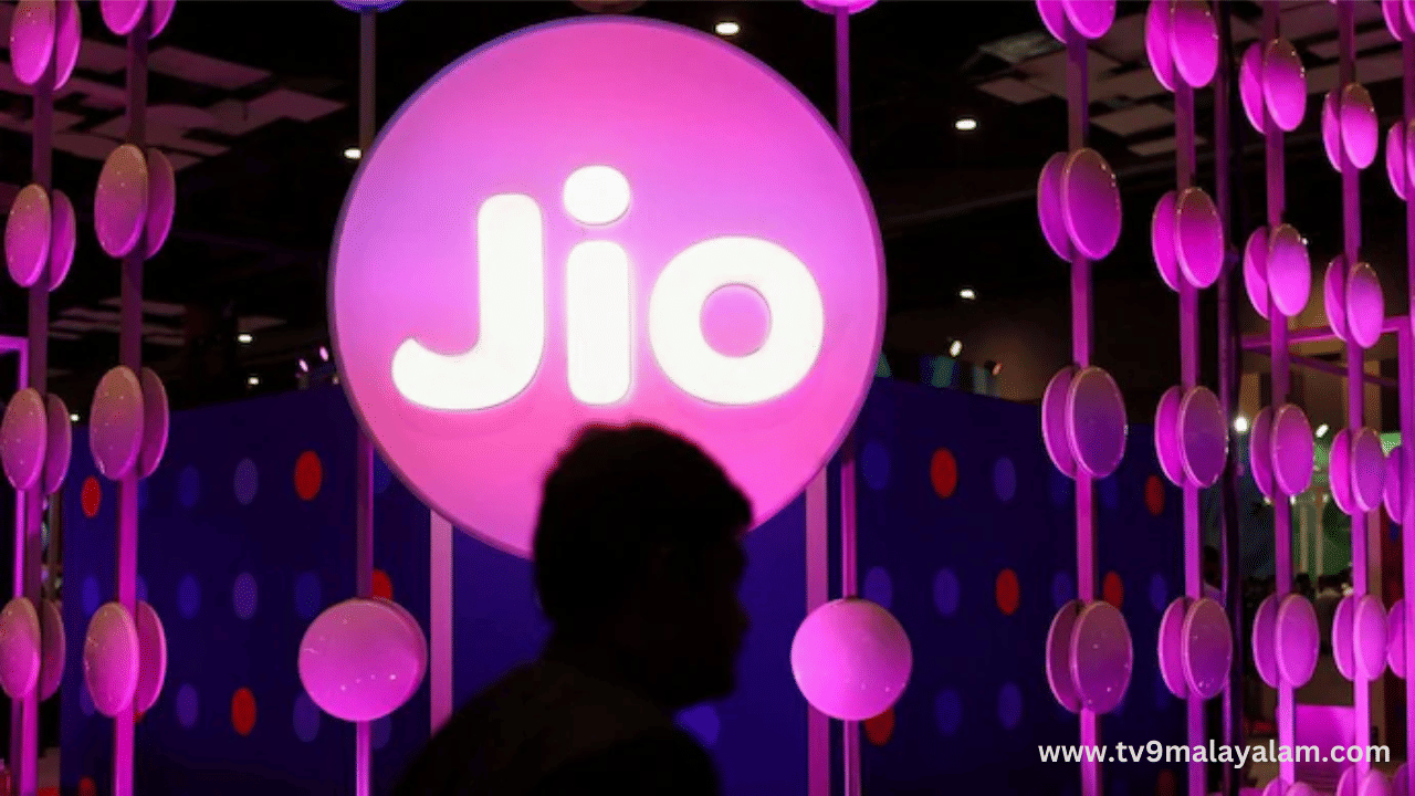 അടുത്തിടെയാണ് ജിയോ, എയർടെൽ, വി എന്നീ ടെലികോം കമ്പനികൾ മൊബൈൽ താരിഫ് പ്ലാനുകളുടെ നിരക്ക് വർദ്ധിപ്പിച്ചിരുന്നു. ഇതിൽ ജിയോ 999 രൂപയുടെ പ്ലാൻ 1199 രൂപയായി ഉയർത്തിയിരുന്നു. ഇപ്പോഴിതാ 999 രൂപയുടെ മറ്റൊരു പ്ലാൻ അവതരിപ്പിച്ചിരിക്കുകയാണ് ജിയോ. 