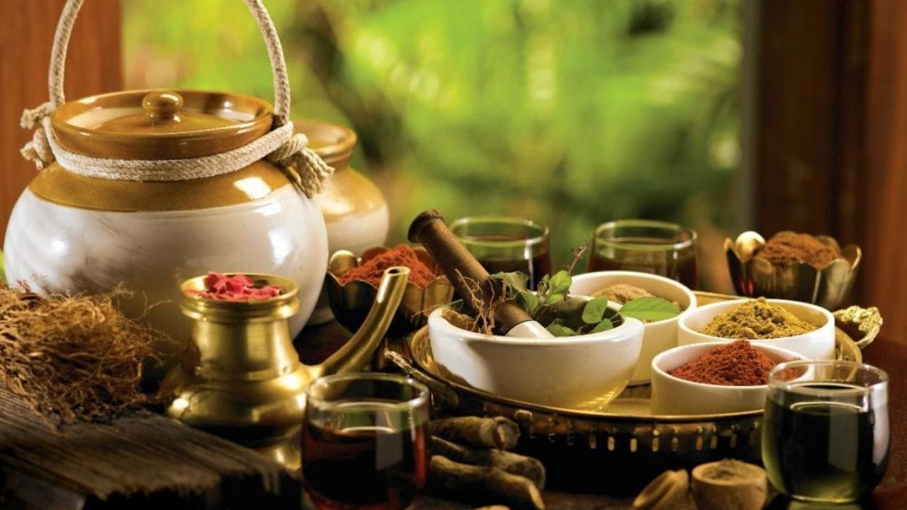 കർക്കിടക മാസത്തിൽ ദേഹരക്ഷ ചെയ്യുന്നത് പതിവാണ്. പ്രത്യേകിച്ച് കർക്കടകത്തിലെ ഏഴ് ദിവസങ്ങൾ ഏറെ പ്രധാനപ്പെട്ടതാണ്. കേരളത്തിലെ തനതായ ചില ചികിത്സാ രീതികളും ഇതിന്റെ ഭാ​ഗമാണ്. 