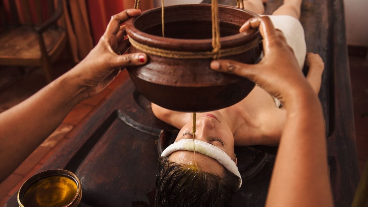 സുഖചികിത്സ - ഇലക്കിഴി, പൊടിക്കിഴി, നവരക്കിഴി, നാരങ്ങാക്കിഴി തുടങ്ങിയ വിവിധതരം കിഴികൾ ഈ സമയങ്ങളിൽ പ്രയോ​ഗിക്കാം. അതുപോലെ നവരതേപ്പ്, പിഴിച്ചിൽ, ശിരോധാര തുടങ്ങിയ തനത് കേരളീയ ചികിത്സരീതികളും സുഖചികിത്സ എന്ന പേരിൽ ചെയ്യപ്പെടുന്നു.