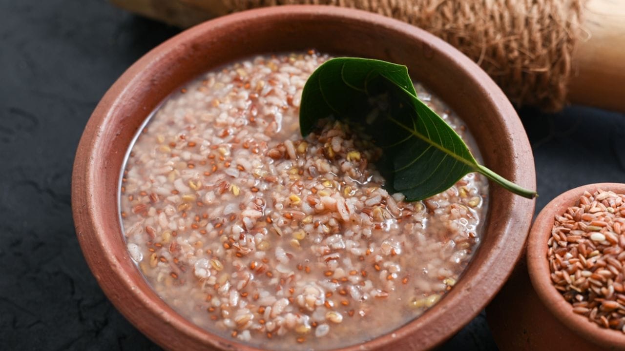 കർക്കിടക കഞ്ഞി - കര്‍ക്കിടക കഞ്ഞി അഥവാ മരുന്നു കഞ്ഞി ഈ മാസത്തിന്റെ പ്രത്യേകതയാണ്. ഇതു കഴിയ്ക്കുന്നതു കൊണ്ടുള്ള ആരോഗ്യപരമായ ഗുണങ്ങള്‍ പലതാണ്. പെട്ടെന്ന് തണുപ്പിലേക്ക് എത്തുന്ന ഈ മാസം ആരോ​ഗ്യം പുഷ്ടിപ്പെടുത്താൻ കഞ്ഞി അത്യുത്തമമാണ്