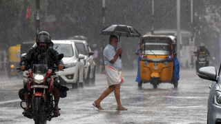 Kerala Rain Alert: മഴയില്‍ വലഞ്ഞ് കേരളം; ആറ് ജില്ലകളിലെ വിദ്യാഭ്യാസ സ്ഥാപനങ്ങള്‍ക്ക് നാളെ അവധി