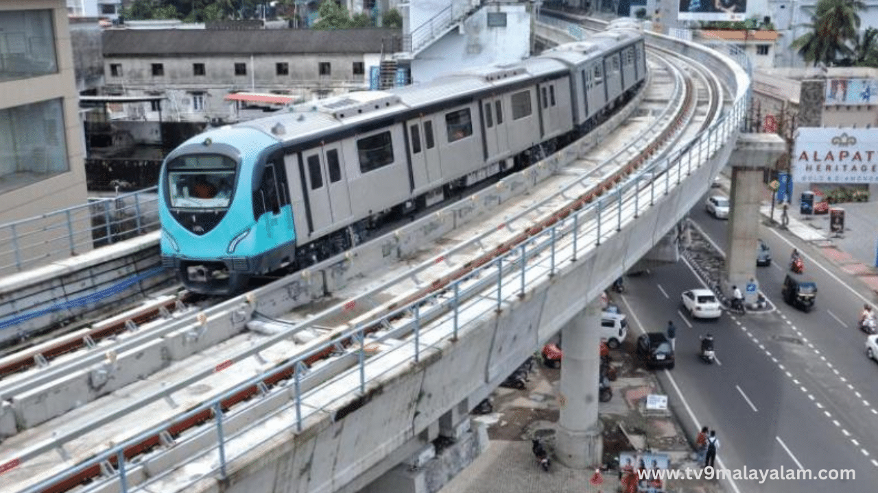 Kochi Metro: അമ്പട ജിഞ്ചിനാക്കടി! വെയർ ഈസ് മെെ ട്രെയിൻ ആപ്പിൽ കൊച്ചി മെട്രോയുടെ സമയവും, കയ്യടിച്ച് യാത്രക്കാർ Kochi Metro: അമ്പട ജിഞ്ചിനാക്കടി! വെയർ ഈസ് മെെ ട്രെയിൻ ആപ്പിൽ കൊച്ചി മെട്രോയുടെ സമയവും, കയ്യടിച്ച് യാത്രക്കാർ